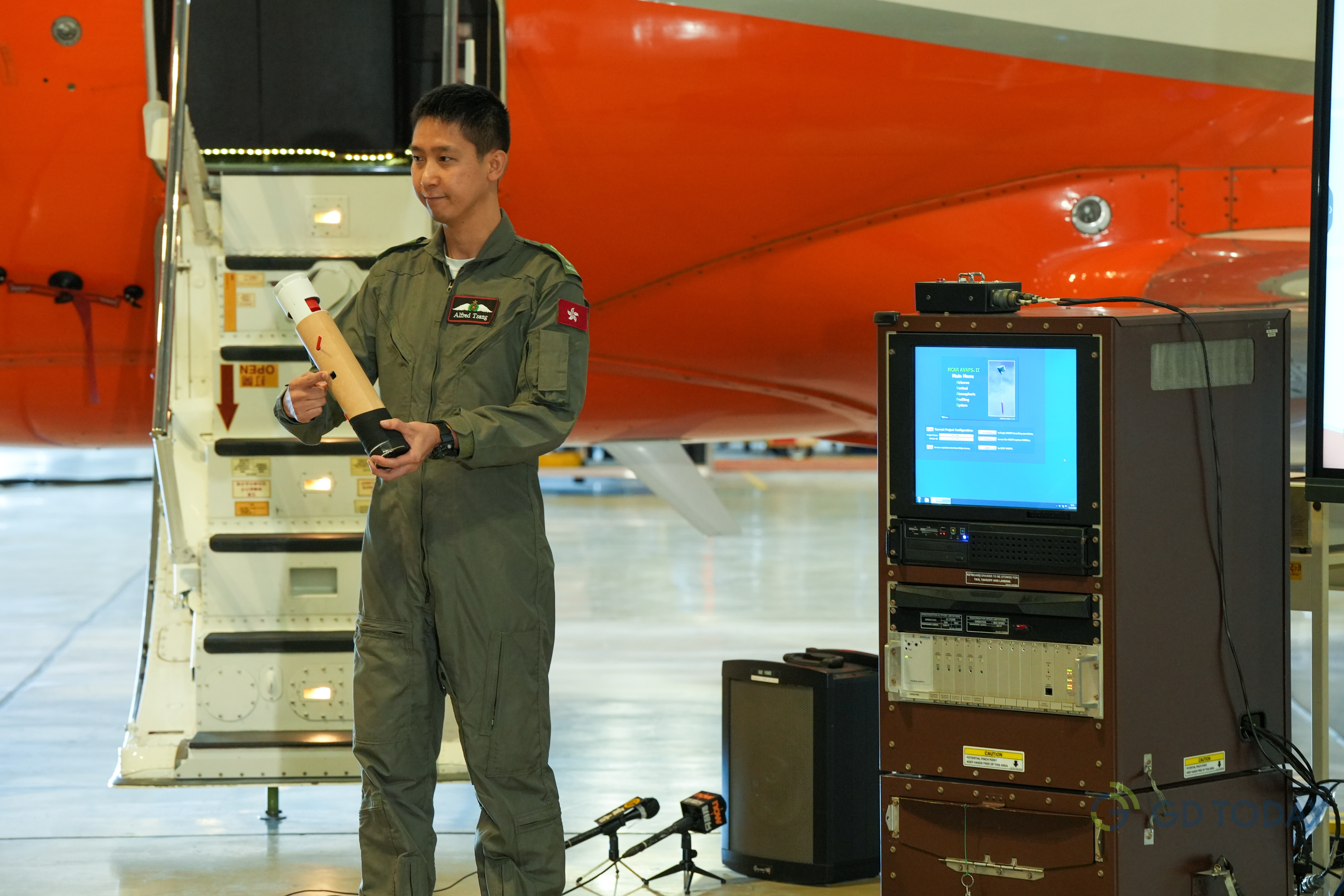 飞行服务队一级空勤主任（署理）曾志浩介绍下投式探空仪。