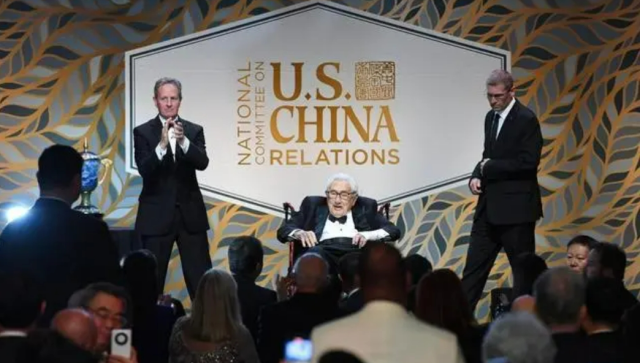 基辛格（中）出席在纽约举行的美中关系全国委员会年度颁奖晚宴。