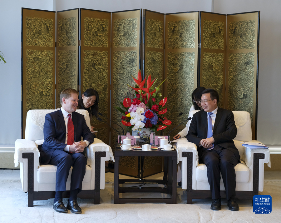10月11日，新华通讯社社长傅华在北京会见应邀来访的路透社社长巴斯科伯特。新华社记者 李学仁 摄