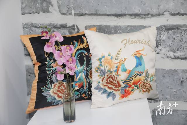 广咩文创团队制作的广绣主题抱枕。