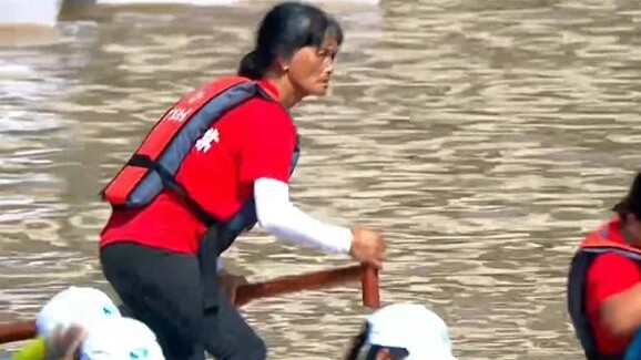 67-year-old steerswoman makes a splash in Guangdong dragon boat race