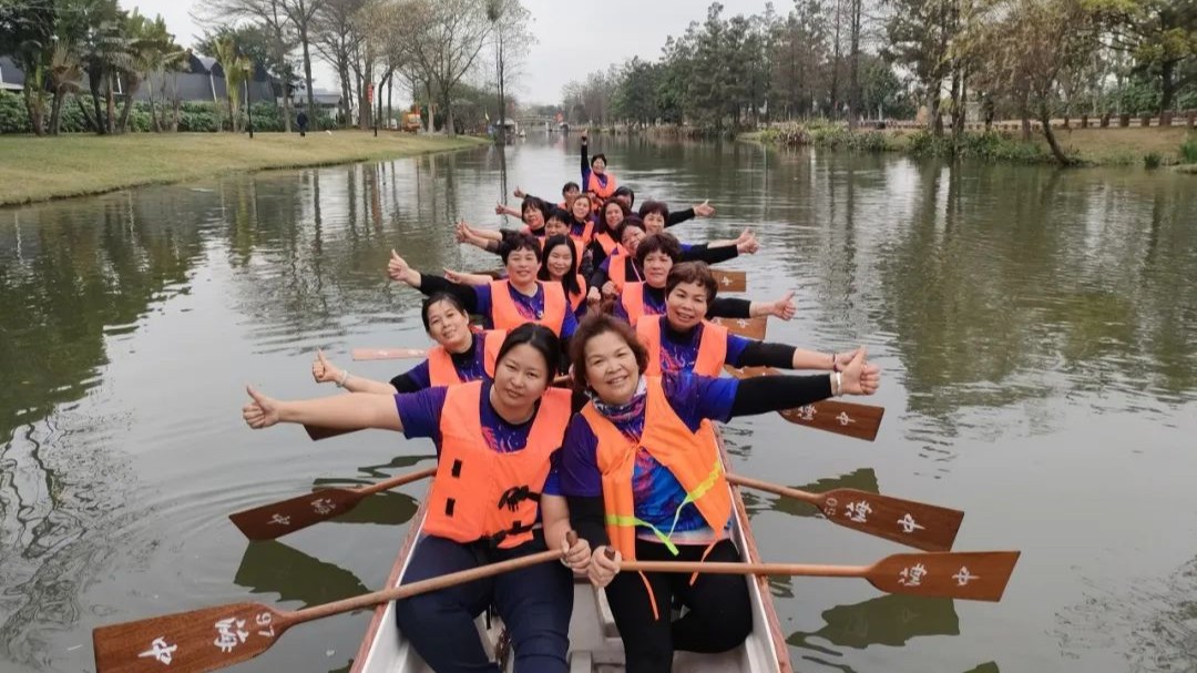 Women's dragon boat team makes debut in Guangzhou's Liwan