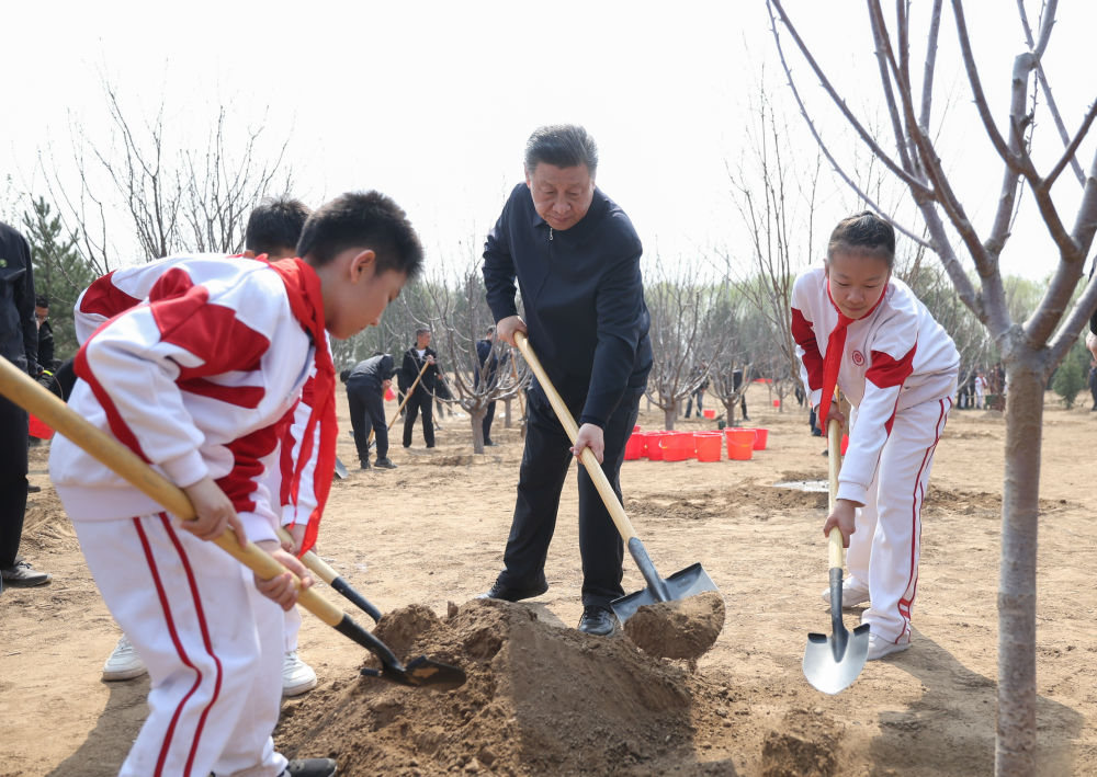 2024年4月3日，习近平总书记来到北京市通州区潞城镇参加首都义务植树活动。新华社记者 鞠鹏 摄