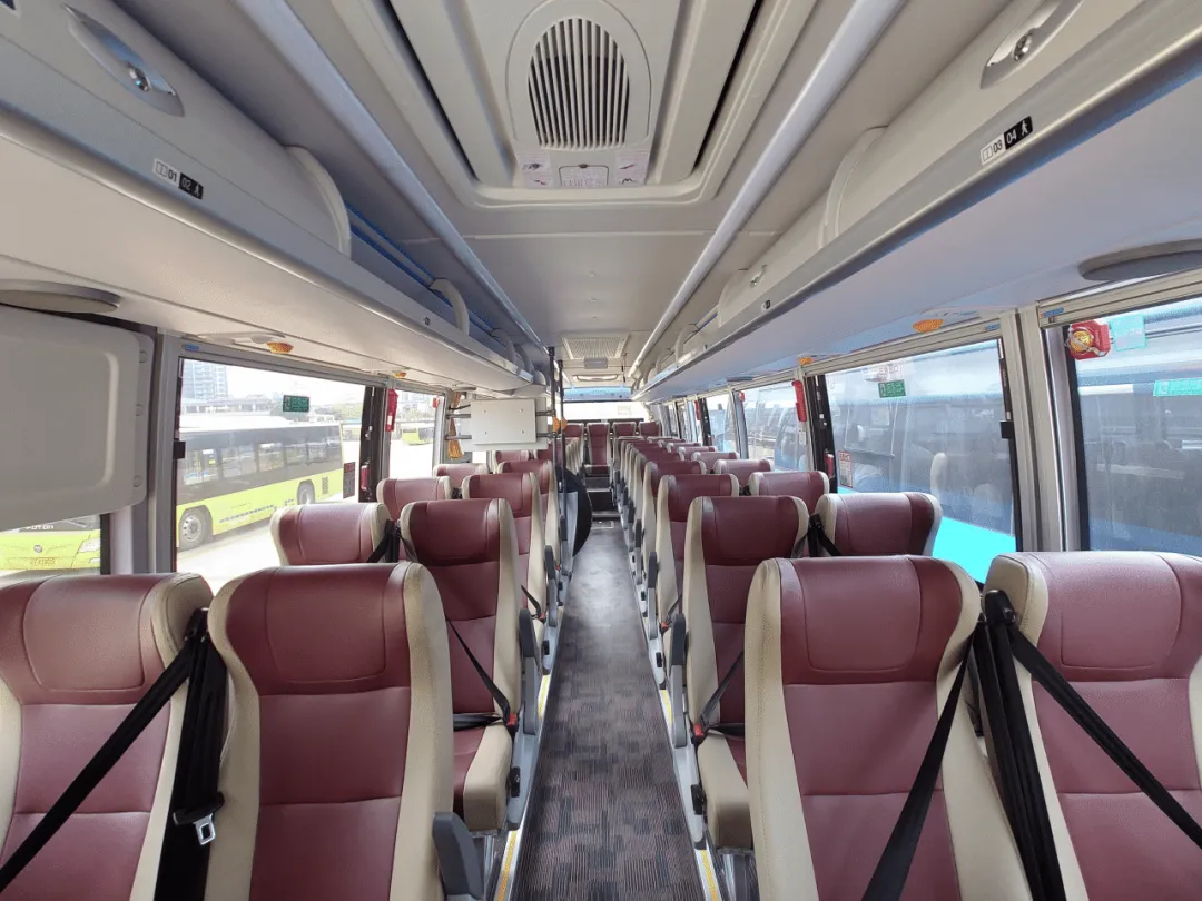 ▲深中跨市公交车厢外部及内部