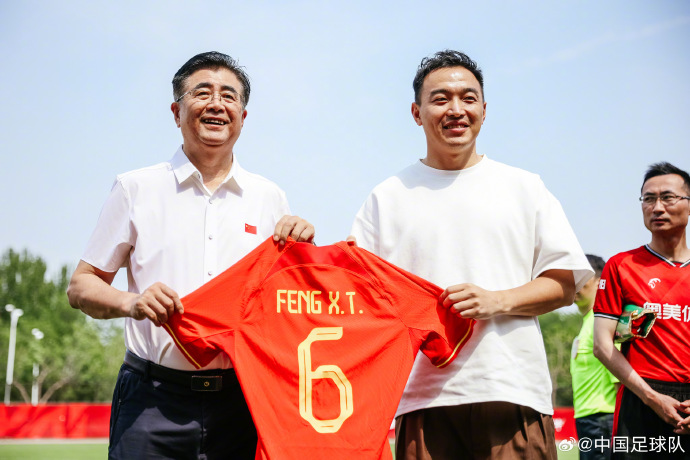6月5日，中国足协主席宋凯在国足训练场边向冯潇霆送上了印有他名字和号码的国家队比赛服，以表彰他为男足国家队所做出的贡献。