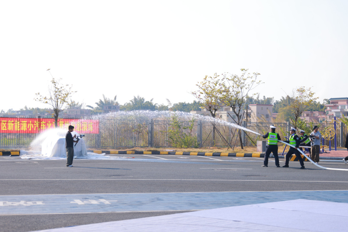 对自燃车辆进行持续降温