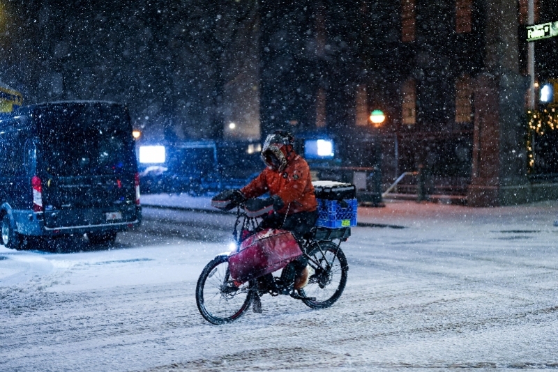 外卖员在美国纽约街头冒雪送餐。新华社发