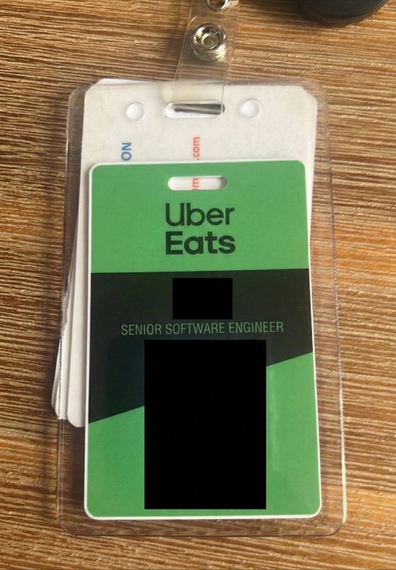 被检测出由AI生成的UberEats工牌。