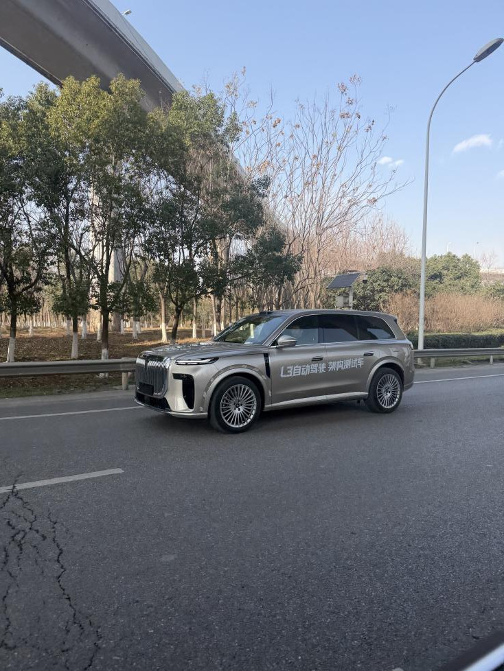 （岚图泰山Ultra版道路测试）