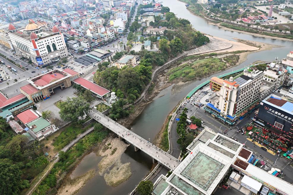 　　广西东兴市是我国与东盟唯一海陆相连的边境口岸城市，与越南芒街市隔着界河北仑河相望。新华社记者 陈钟昊 摄