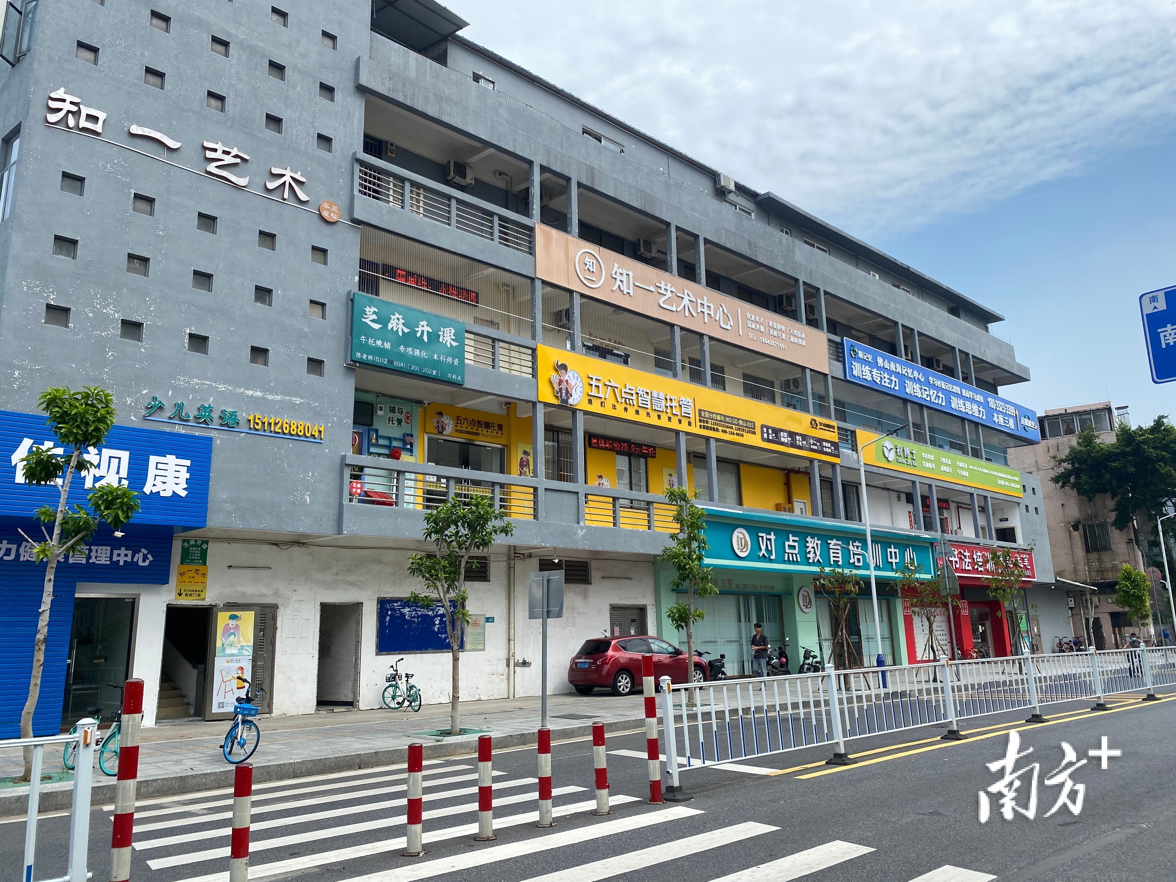 灯湖六小斜对面的校外培训楼。王雅铄摄
