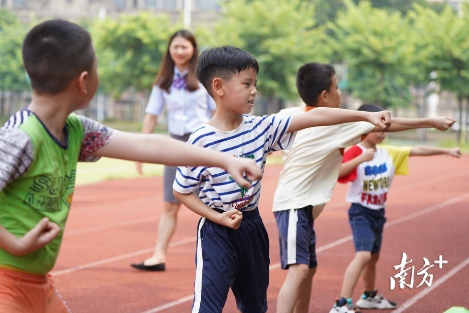 环湖小学开展暑期托管班，孩子们在武术课上练习基本动作。戴嘉信摄