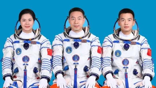 蔡旭哲、宋令东、王浩泽获颁航天功勋奖章