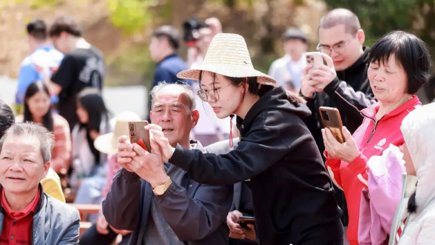 粤改前沿 | 科技“黑盒子”帮桃农捉虫！“深圳帮扶”勃发乡村新质生产力