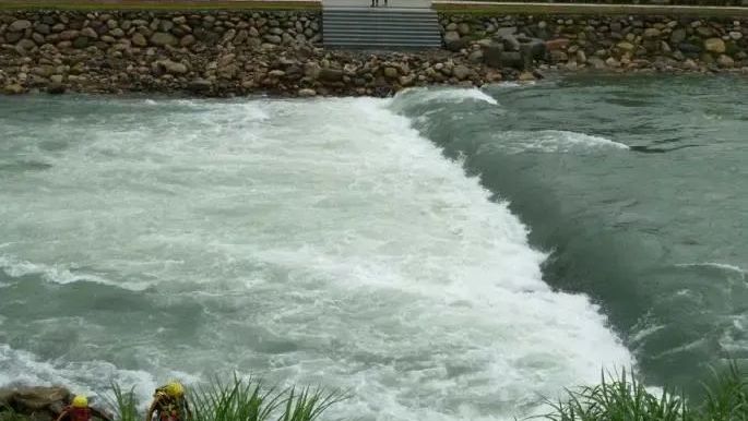 水下“滚筒洗衣机”！女子被困“沸腾线”死里逃生