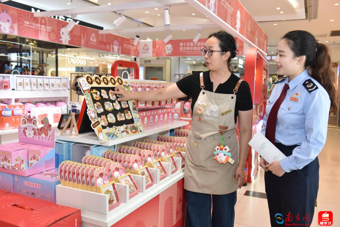 “青税先锋”宣传员走进十五运会特许商品零售企业介绍最新相关税收优惠政策。通讯员供图