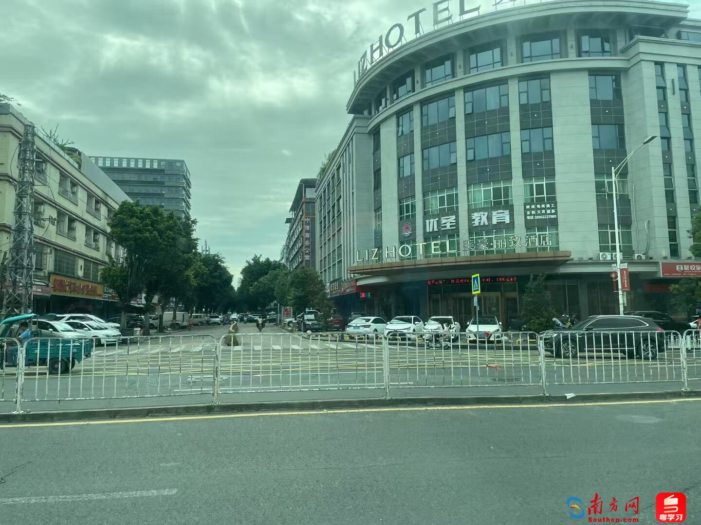阳光南路现在已无人群聚集。