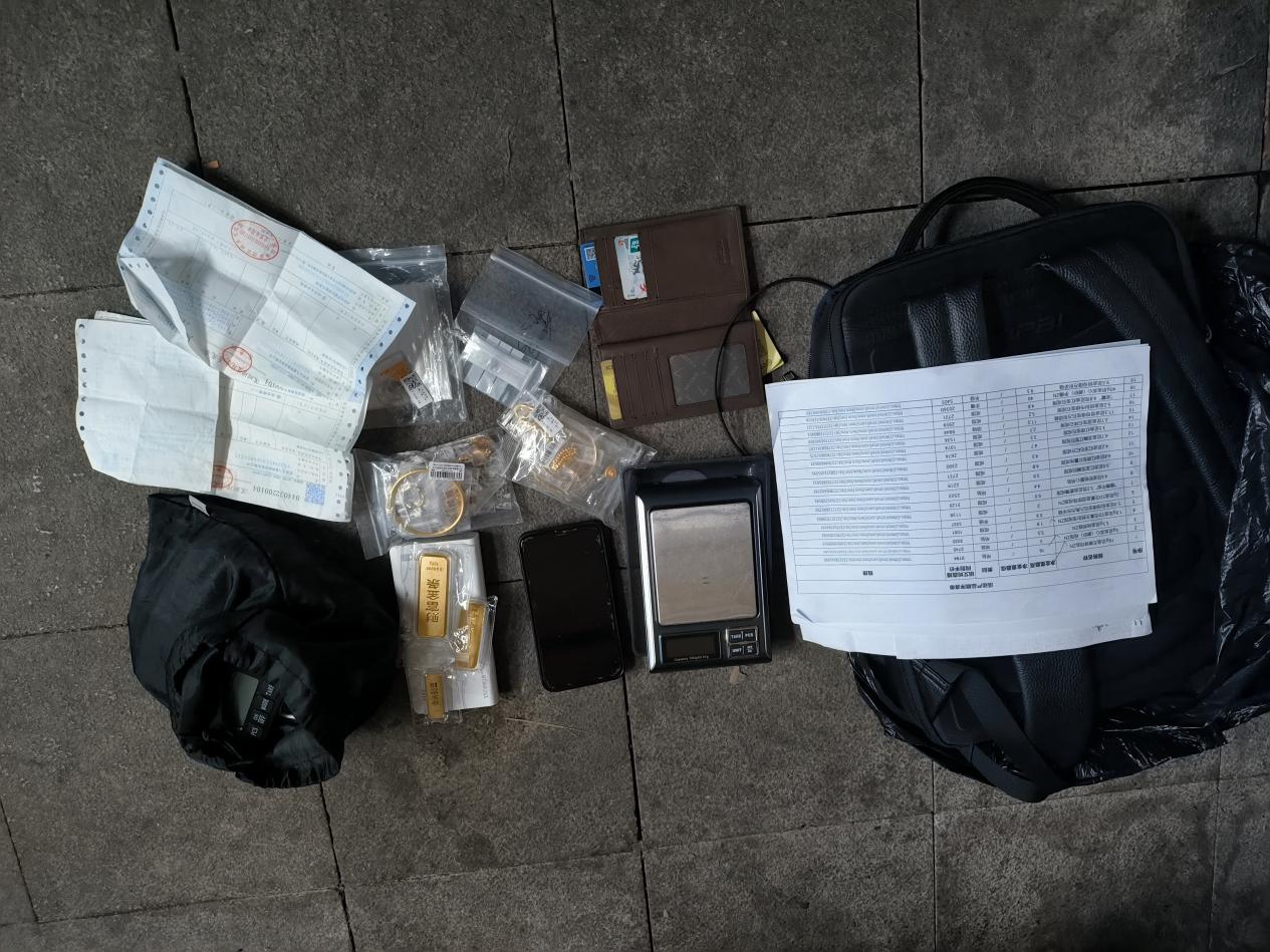 环卫工人捡到的背包