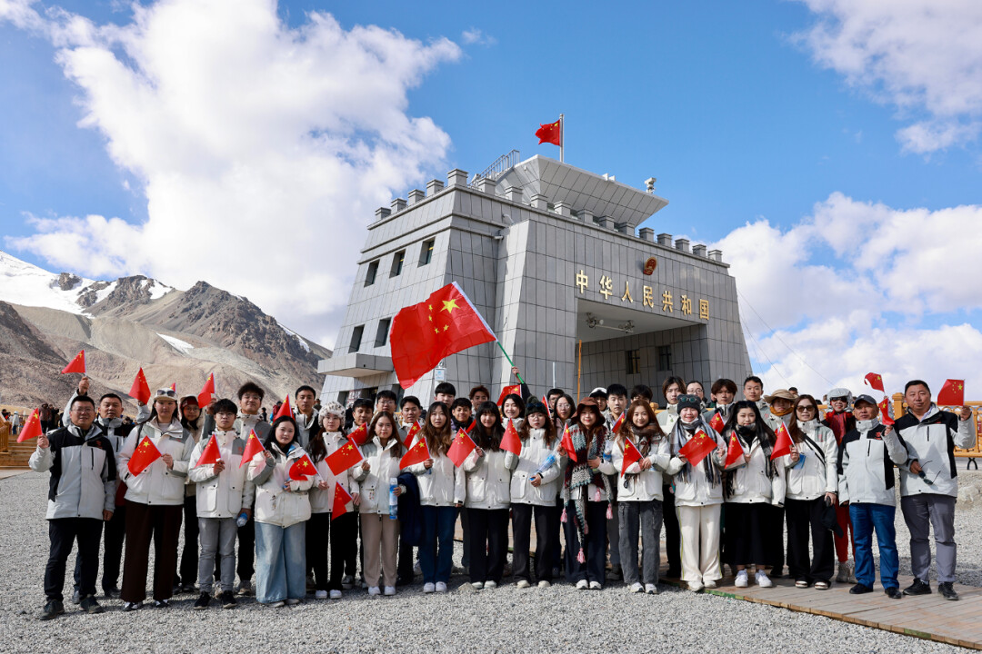 优秀港澳大学生一行在红其拉甫国门合影留念。