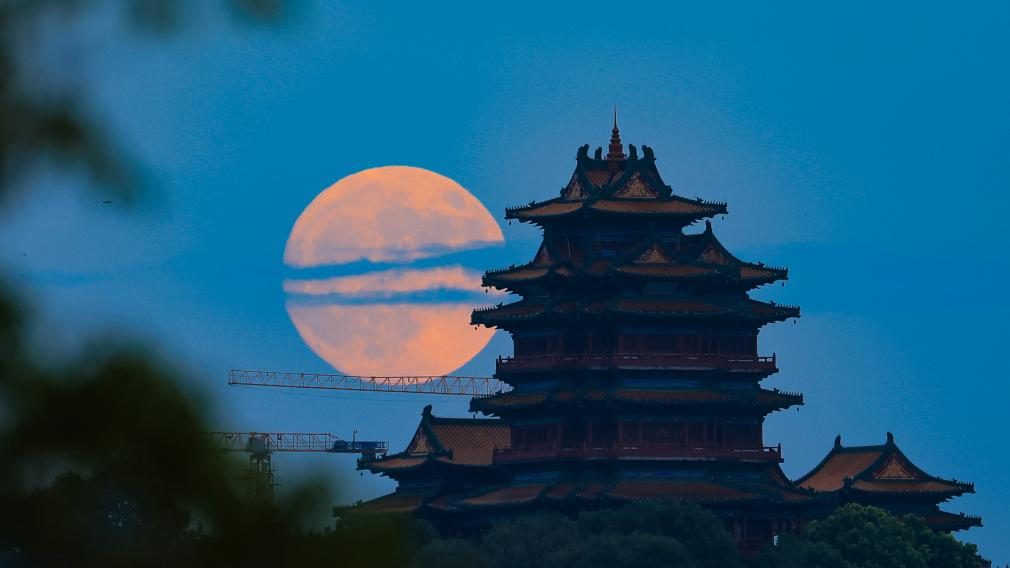 Full moon shines on night of Mid-Autumn Festival in China