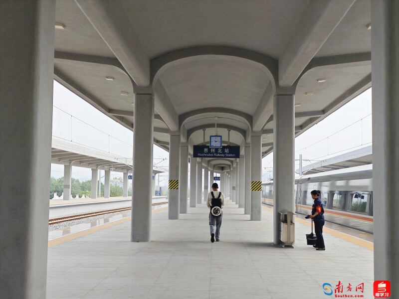 连廊运用圆弧形设计。