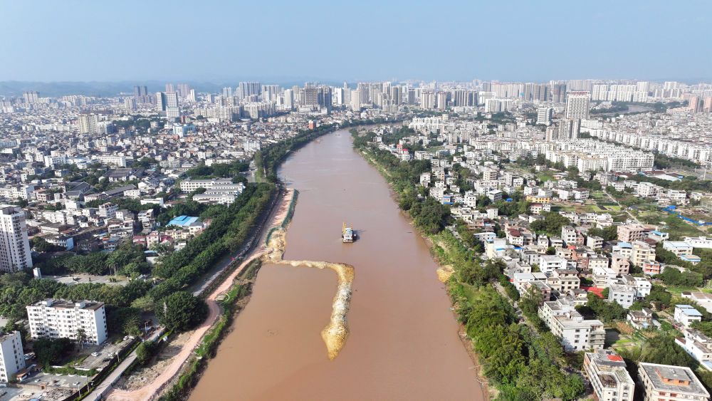 这是11月25日拍摄的平陆运河途径钦州市区的航道（无人机照片）。新华社记者 张爱林 摄