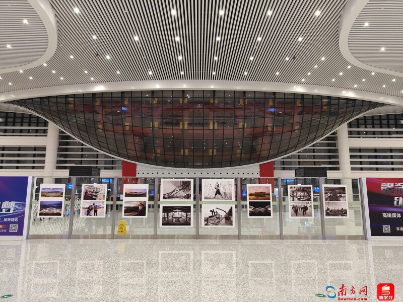 进站口附近展出摄影作品，向公众展示惠州北站从无到有的历程。