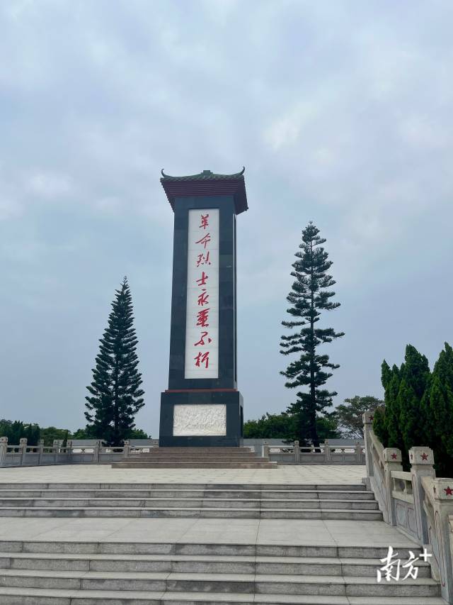 阳江围歼战革命烈士纪念碑庄严巍峨。