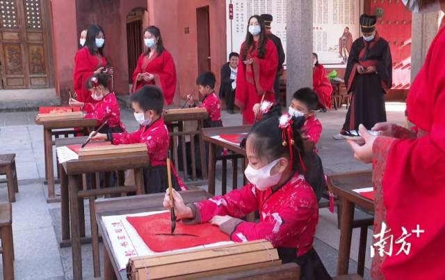 化州孔庙廉洁文化讲堂开展廉洁文化教育活动。