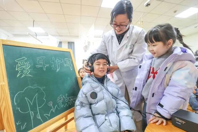 ▲2024年3月1日，听力专家正在为孩子们进行双耳听力检测 图/视觉中国