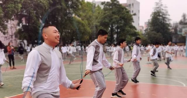 南方日报报道丨新兴14所学校作息表“上新”