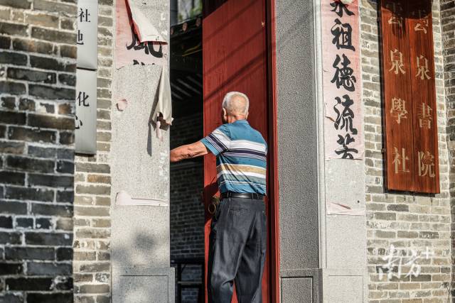 沙滘曾出过数位校长，已退休的何树能就是其中之一。 南方+ 廖明璨 拍摄
