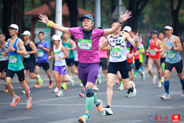 2025肇庆马拉松开跑,选手跑过1公里。摄影:曹雅琴