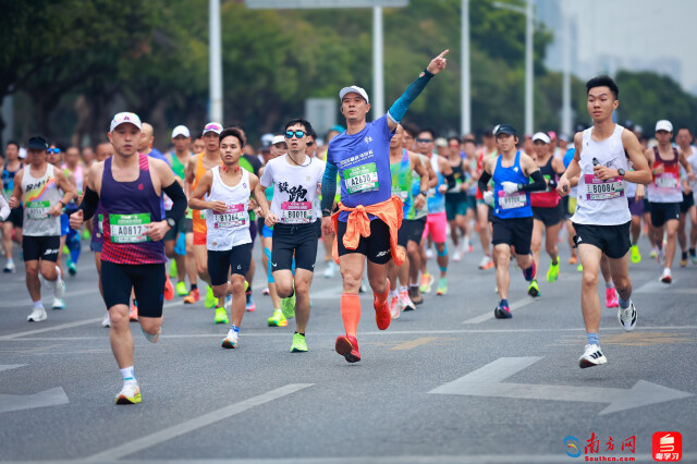 2025肇庆马拉松开跑,选手跑过1公里。摄影:曹雅琴