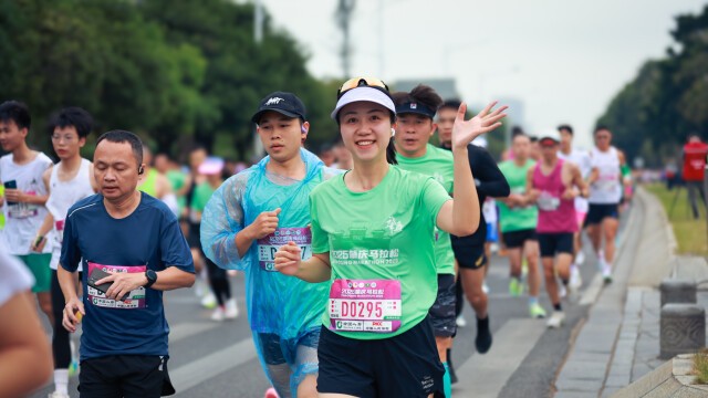 2025肇庆马拉松举行 1.5万人畅跑“山湖城江”