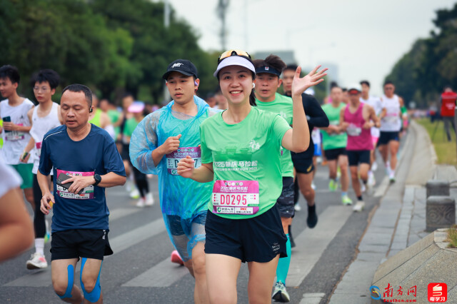 2025肇庆马拉松开跑,选手跑过1公里。摄影:曹雅琴