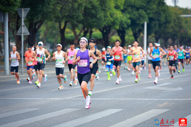 2025肇庆马拉松开跑,选手跑过1公里。摄影:曹雅琴