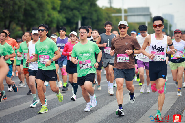 2025肇庆马拉松开跑,选手跑过1公里。摄影:曹雅琴