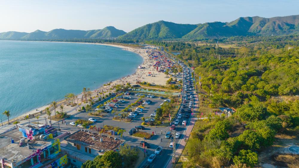 广东汕尾陆丰市金厢镇经过改造提升，从昔日小渔村变成远近闻名的“彩虹小镇”。（受访者供图）