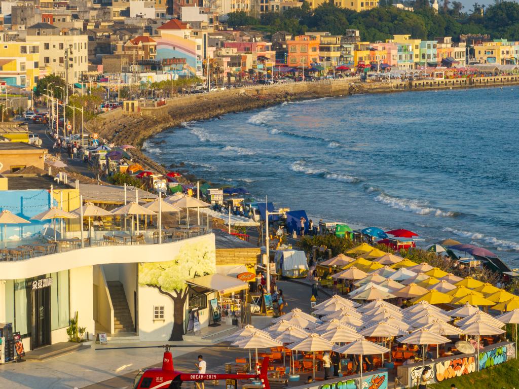 图为广东汕尾红海湾红坎村盘活闲置资源打造的旅游热门地咖啡一条街。（受访者供图）