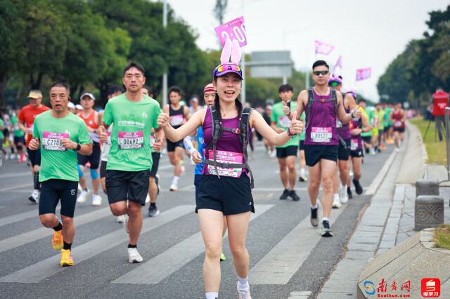 2025肇庆马拉松开跑,官方300配速员。摄影:曹雅琴