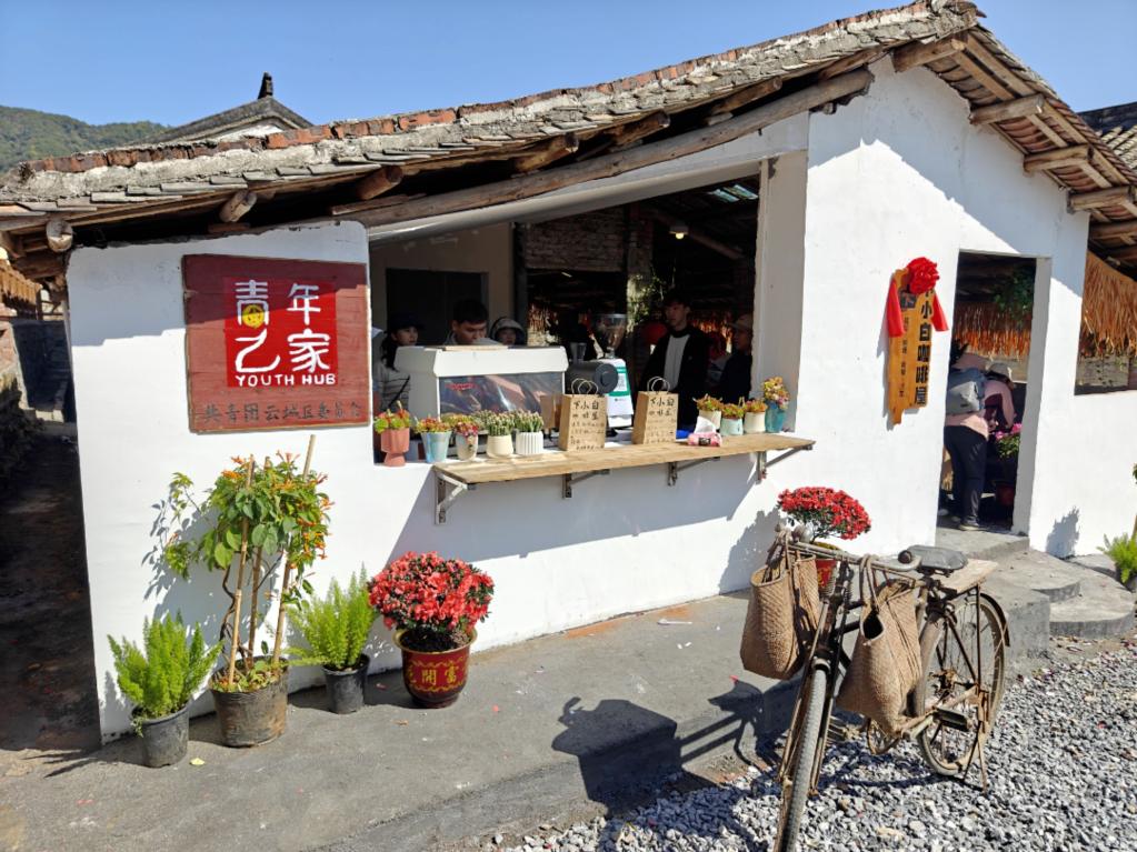 　　广东云浮的回乡创业青年将村里废弃的猪圈改造成为咖啡馆，竟意外走红成为旅游打卡点。（受访者供图）