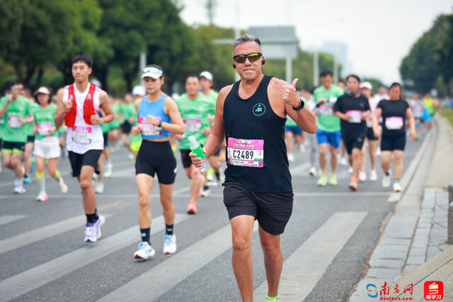 2025肇庆马拉松开跑,选手跑过1公里。摄影:曹雅琴