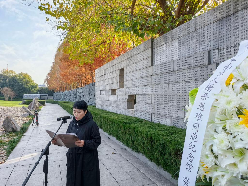 已故南京大屠杀幸存者常志强的女儿常小梅，在向大家讲述父亲那段惨痛的经历。 新华社记者 邱冰清 摄