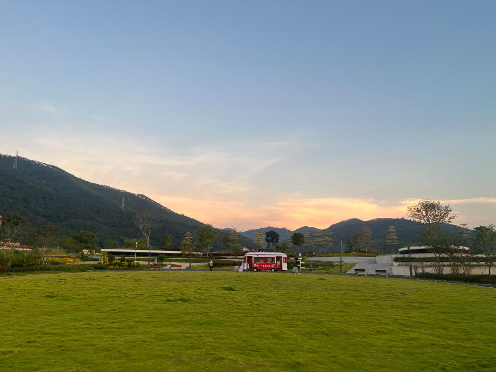 图为广东云浮云安区都杨镇乡村旅游“网红打卡地”湾边村傍晚时的风光。新华社记者吴涛 摄