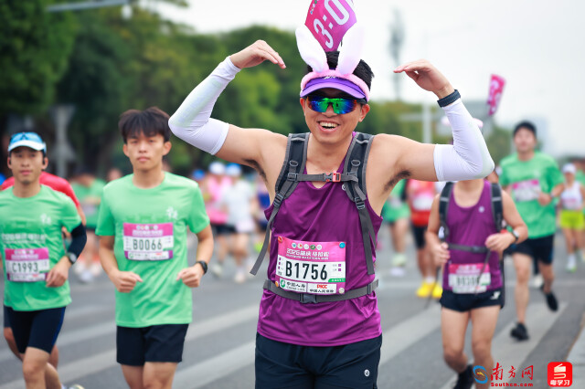 2025肇庆马拉松开跑,官方300配速员。摄影:曹雅琴