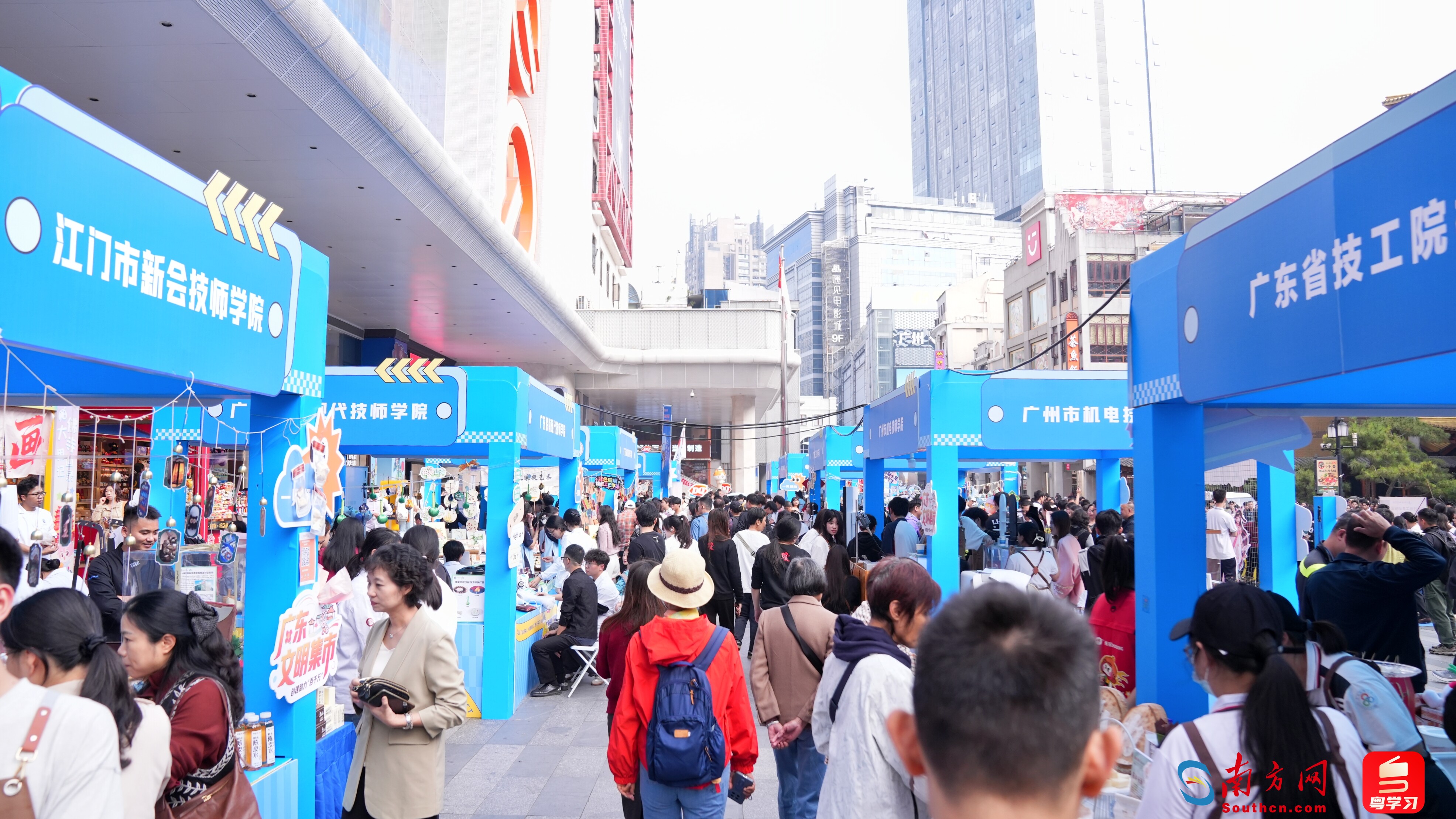 “匠心点亮生活,技能促进消费”广东省技工院校文明集市活动现场。吴依妮/摄