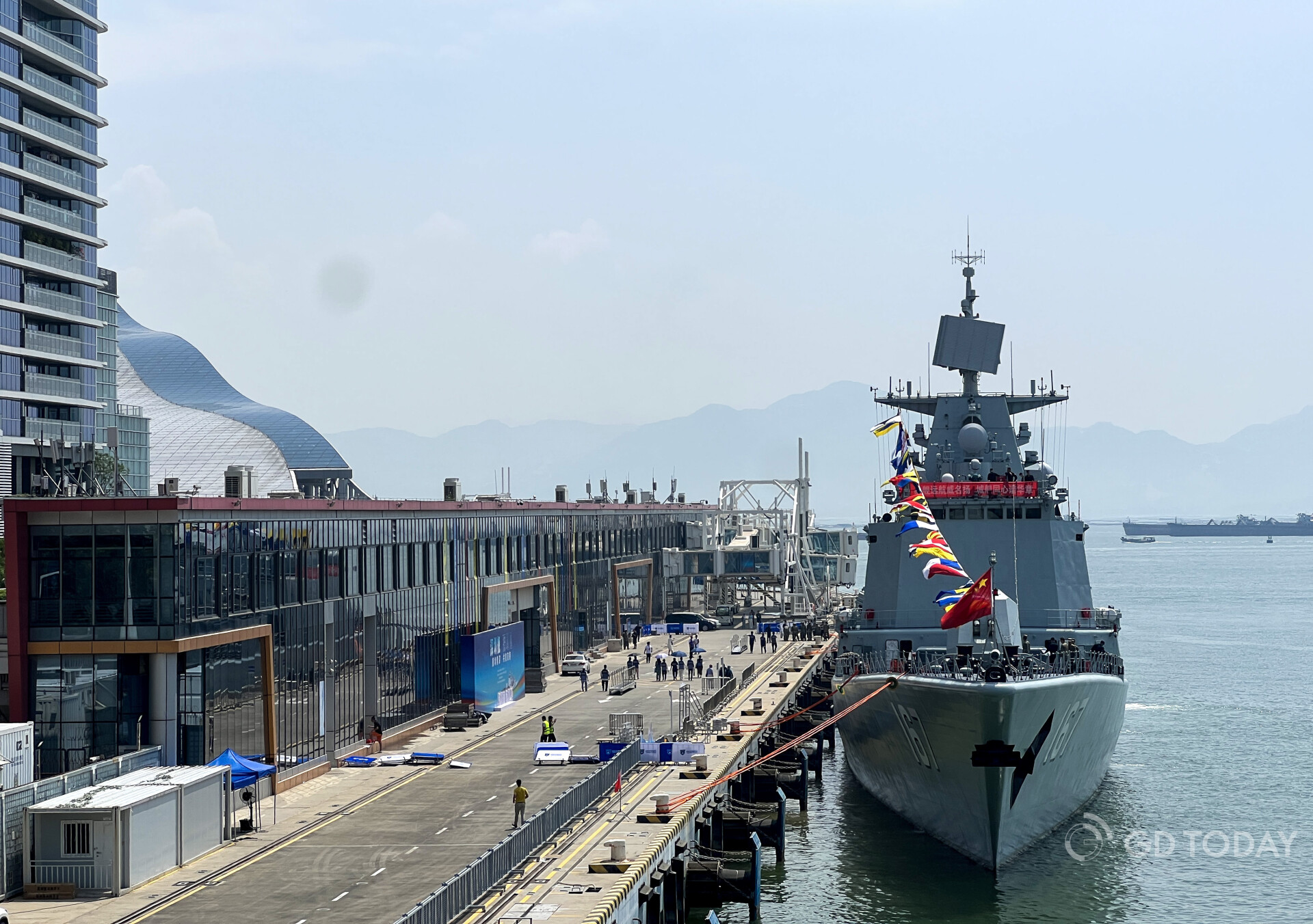 Chinese destroyer Shenzhen docks for public visit on October 1-2