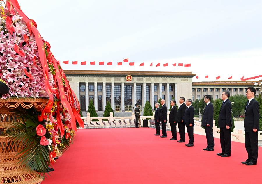 　　9月30日上午，党和国家领导人习近平、李强、赵乐际、王沪宁、蔡奇、丁薛祥、李希、韩正等来到北京天安门广场，出席烈士纪念日向人民英雄敬献花篮仪式。新华社记者 申宏 摄