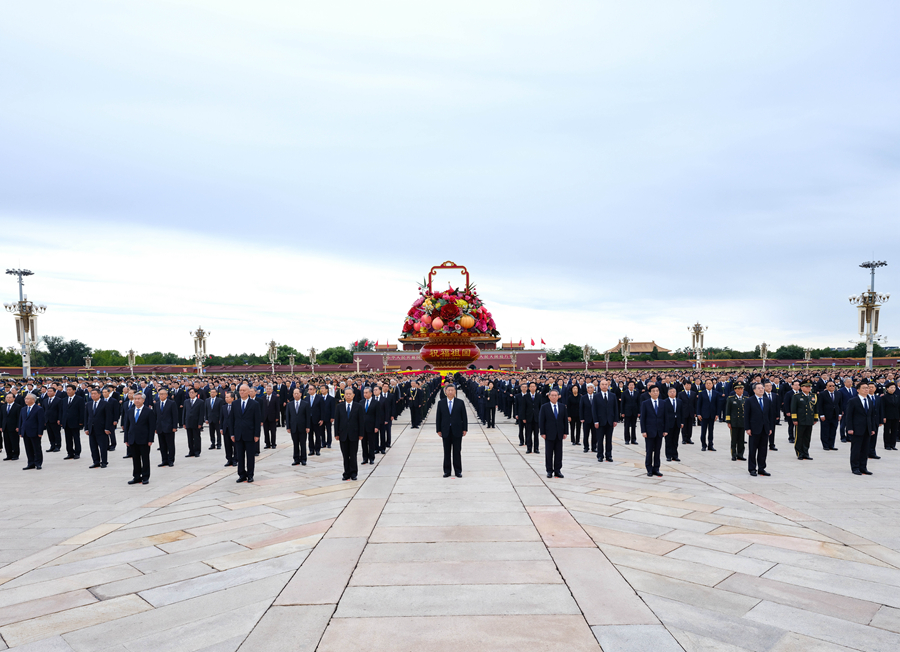 　　9月30日上午，党和国家领导人习近平、李强、赵乐际、王沪宁、蔡奇、丁薛祥、李希、韩正等来到北京天安门广场，出席烈士纪念日向人民英雄敬献花篮仪式。新华社记者 李学仁 摄